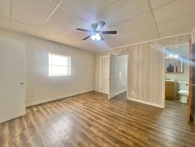 Building Photo - 2 bed 2 bath near Texas Tech University now available
