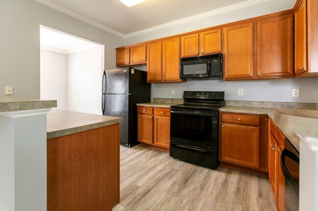 Building Photo - Peaceful 3-Bed, 2-Bath End Unit Townhome in Powell Place