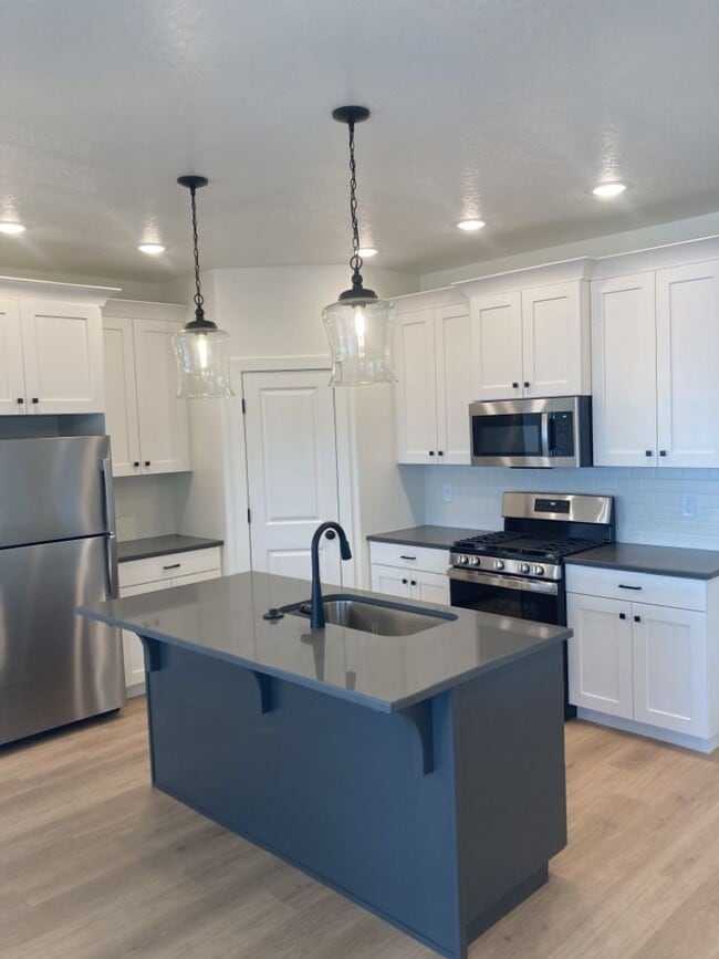 Building Photo - 3 Bed - 2.5 Bath, Newer Construction Large Condo - 2 Car Garage