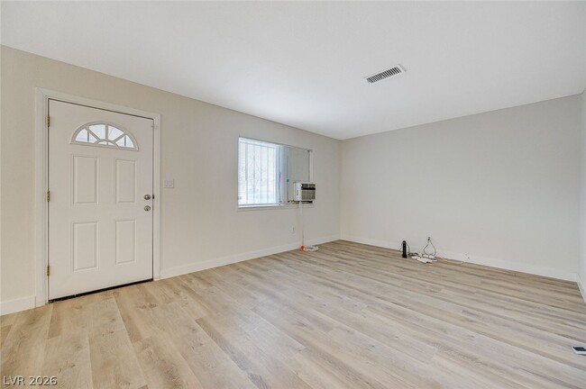 Building Photo - 893 W Bartlett Ave