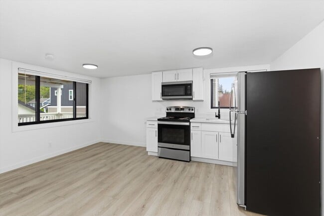 Building Photo - 221a Cedar Ave