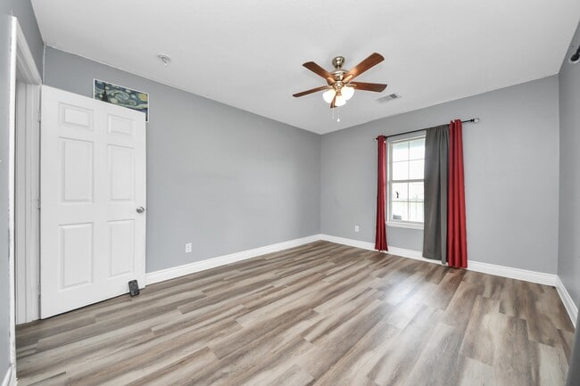 Building Photo - 221 3rd St N