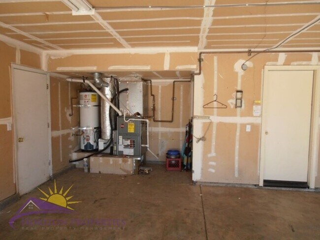 Building Photo - Spacious 3 Bed 2.5 Bath 1,959 Sq. Ft. Antelope Home