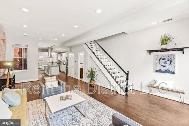 Building Photo - 25 Todd Pl NE