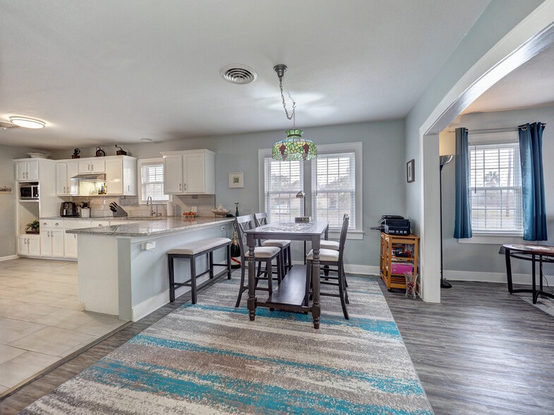 Dining - 341 W Greenwood Ave