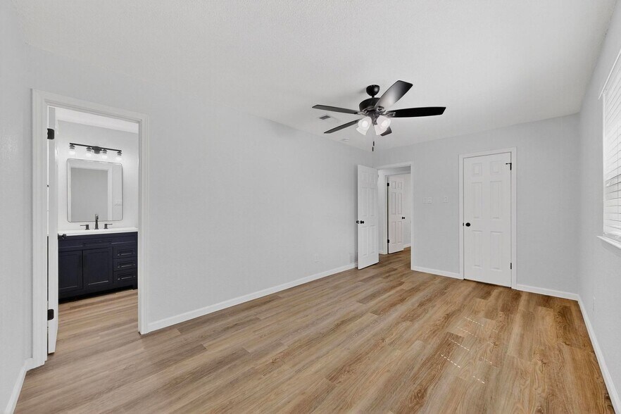 Building Photo - 903 Ravenswood Dr