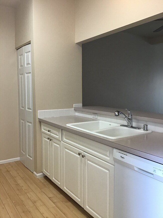 Building Photo - 2 Bed 2.5 Bath Townhouse with Lake access