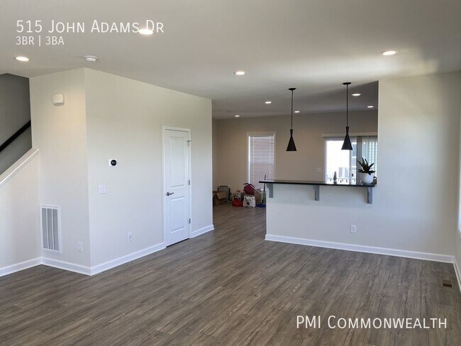 Building Photo - 3 Bed / 3 Bath Townhouse (Available 8/10/23)