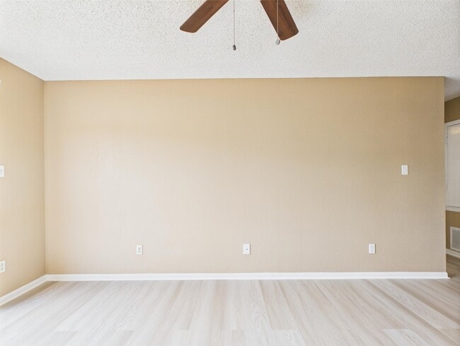 Building Photo - 913 Mayfield Dr