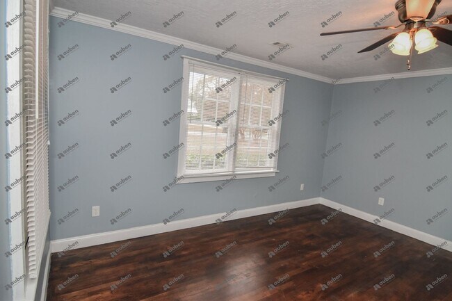 Building Photo - $900- Beautifully Updated 1-Bedroom, 1-Bathroom Duplex Unit