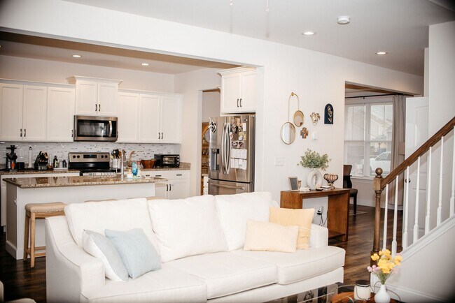 Building Photo - 220 Callie Dr