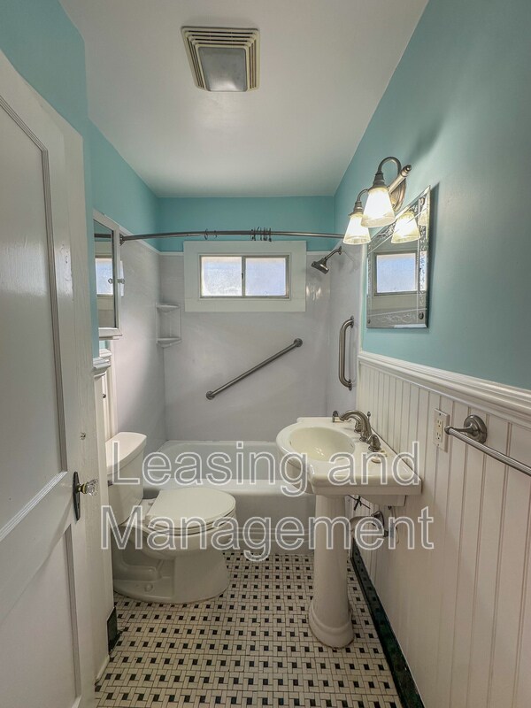 Building Photo - 422 Riverland Dr