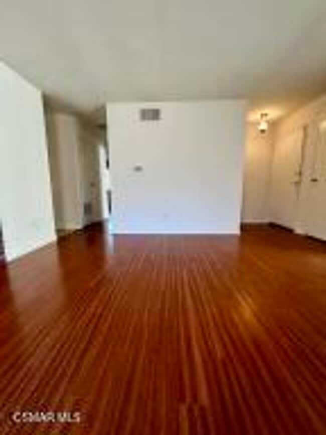 Building Photo - Charming single-story, end-unit condo loca...