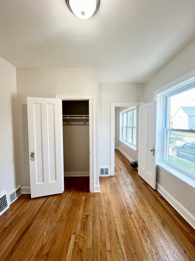 Building Photo - 4958 W Dickens Ave