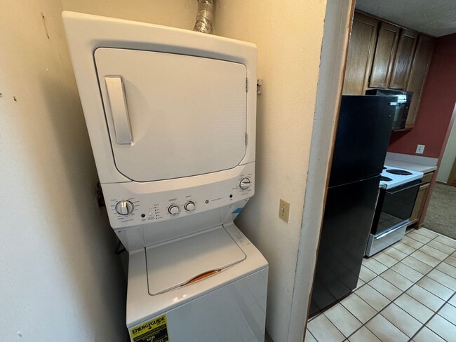 Building Photo - 8611 Scenicview Dr