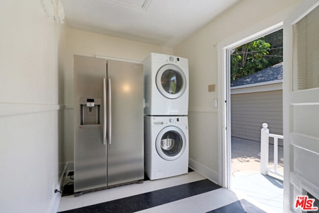 Building Photo - 523 N Gower St