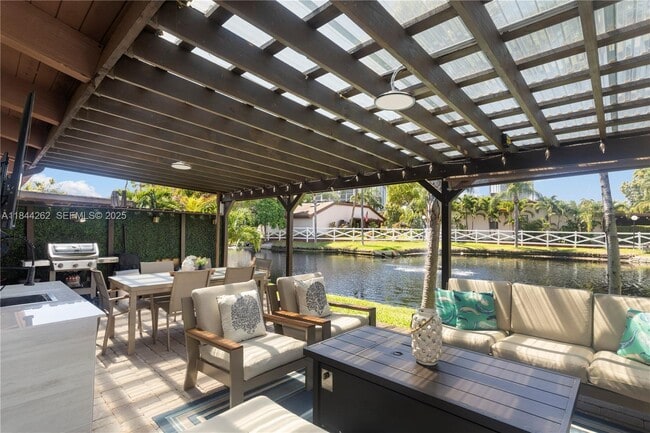 Building Photo - 2665 Parkview Dr S