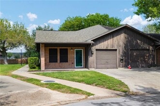 Building Photo - 15 Camelot Dr