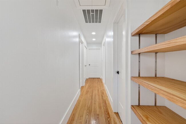 Building Photo - 9770 Cedardale Dr