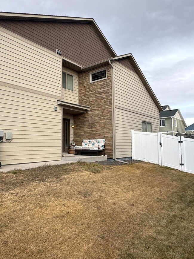 Building Photo - 3 BEDROOM, 2.5 BATHROOM SADDLE RIDGE TWIN HOME WITH 2 CAR ATTACHED GARAGE