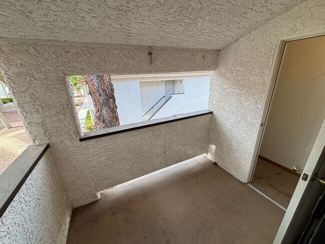 Building Photo - Gorgeous condo is a spacious 2Bed/2Bath un...