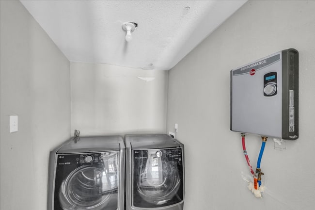 Building Photo - 1215 W 5th St