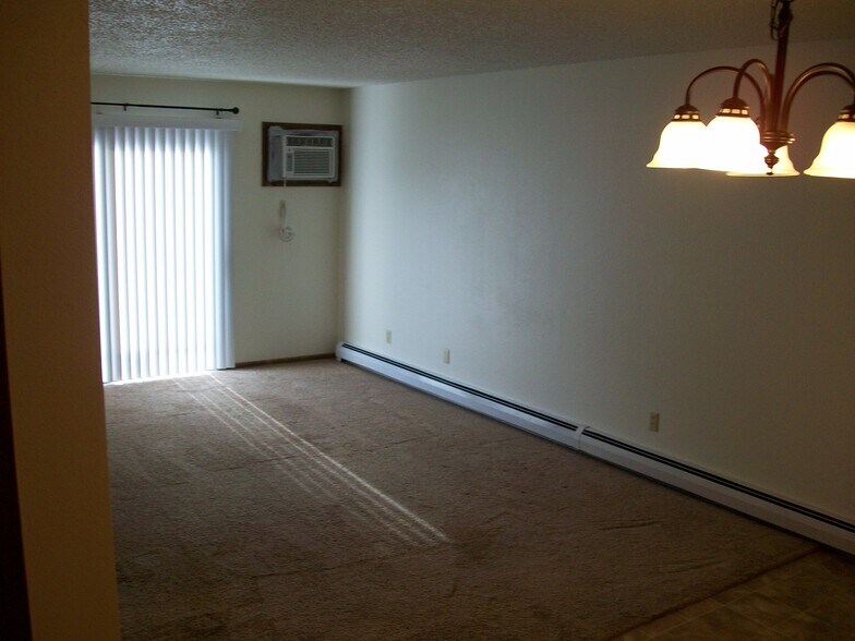 Building Photo - 2208 E Divide Ave