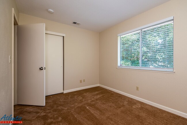 Building Photo - Beautiful Home | LVP Flooring | Central A/C