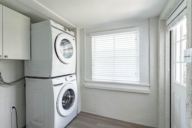 Building Photo - 1716 Mercer Ave