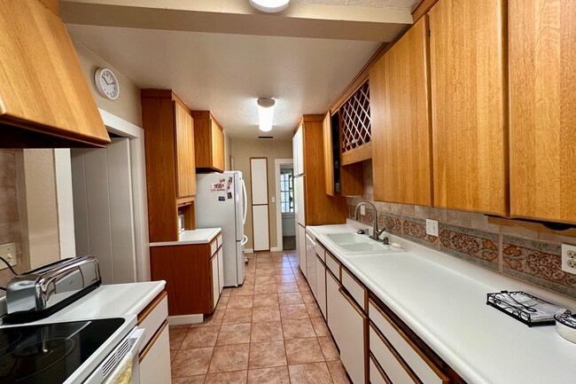 Building Photo - 2499 Madrona Ave