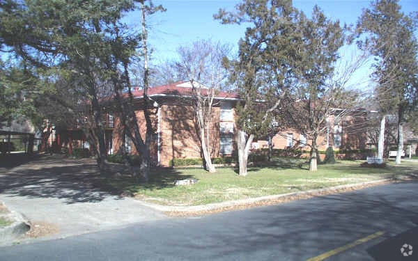 Building Photo - Shady Springs