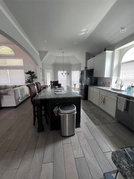 Building Photo - 9832 El Colina Dr