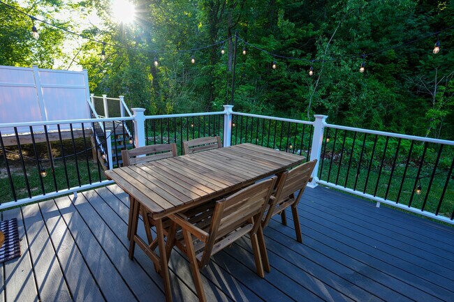 Building Photo - 1027 W 5th St