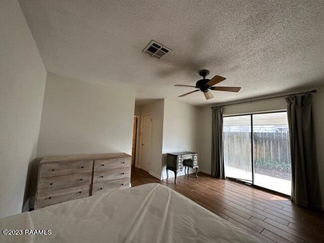 Building Photo - 3 bed, 2 bath townhouse AVAILABLE NOW!!!