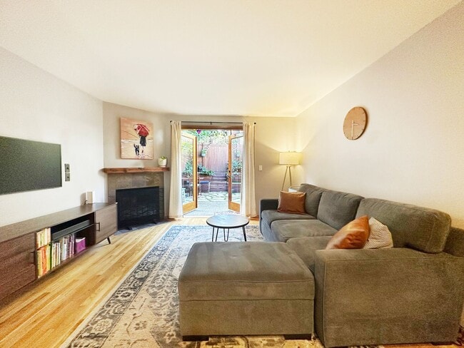 Building Photo - 2bd/1.5ba Seattle Townhome