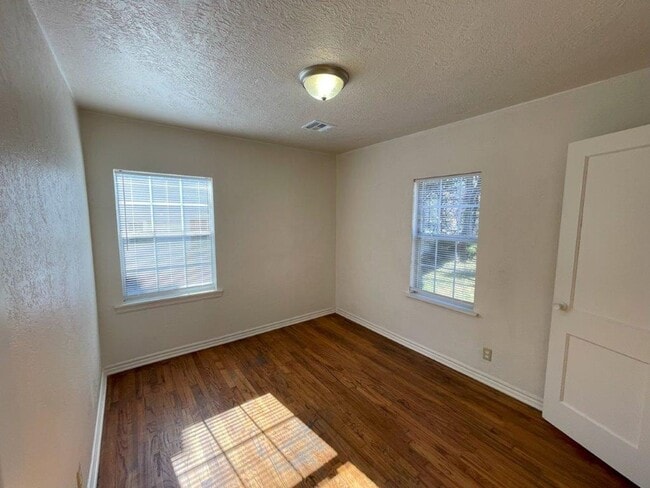 Building Photo - 2 bed one bath with Large outdoor space, o...
