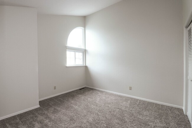 Building Photo - Lovely South Tulsa location close to shopping and restaurants