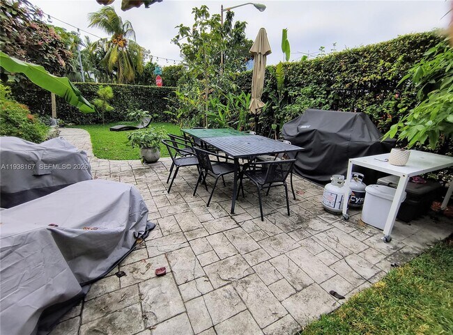 Building Photo - 833 10th St