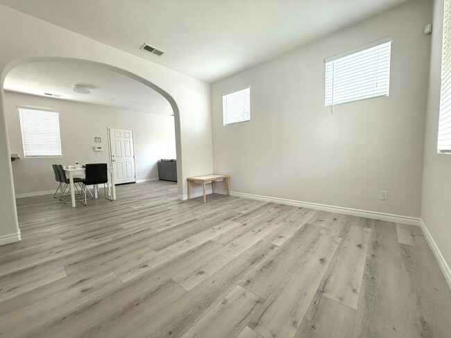 Building Photo - 956 Mira Lago Way
