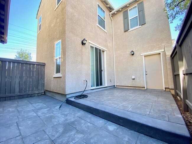 Building Photo - Beautiful 3 Bedroom in Gated Community! Po...