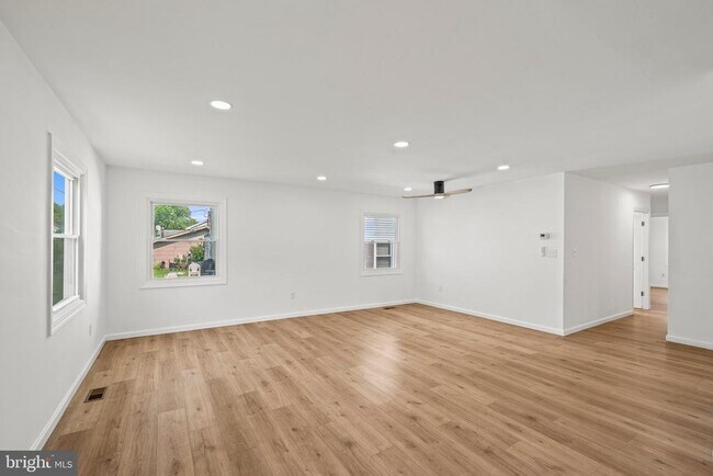 Building Photo - 29 Hinsdale Ln