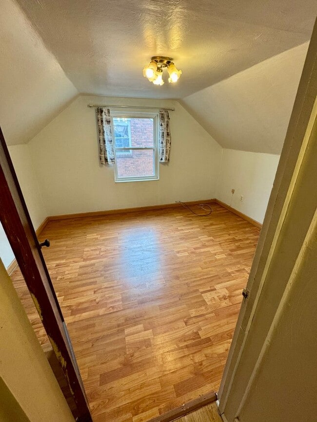 Building Photo - Charming 4 Bed 1.5 Bath house with BRAND NEW KITCHEN!!!