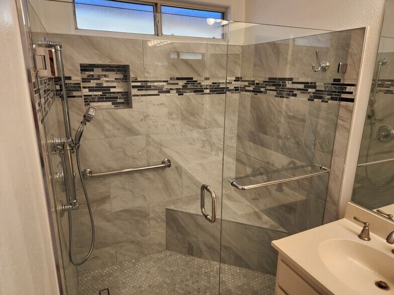 Building Photo - 2125 Tehachapi Dr