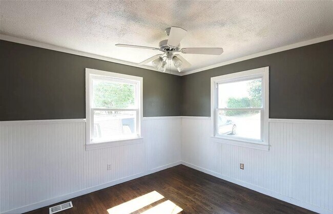 Building Photo - 10 N Acres Dr