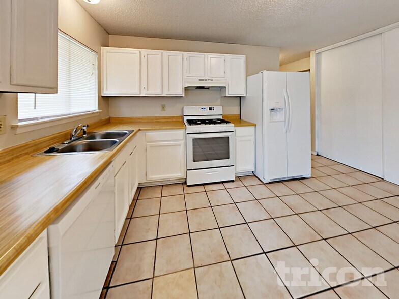 Building Photo - 5815 Brambletree St