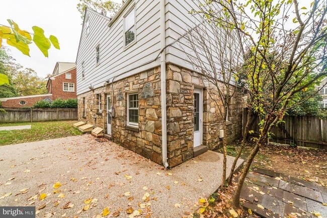 Building Photo - 1239 S Oakcrest Rd