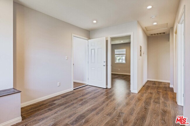 Building Photo - 1112 Ocean Park Blvd