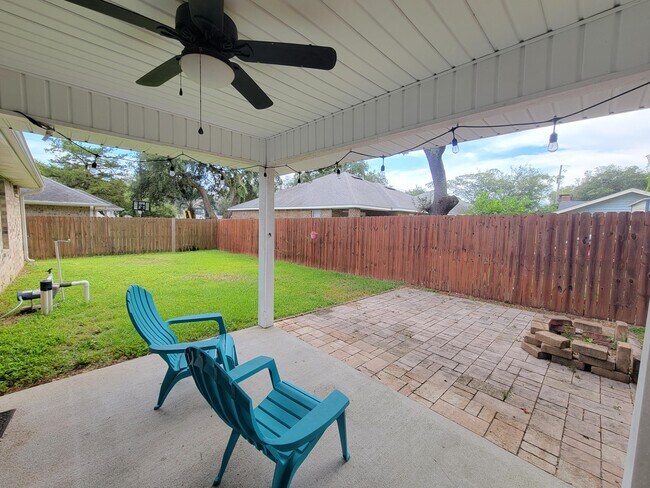 Building Photo - 712 Hazel Dr