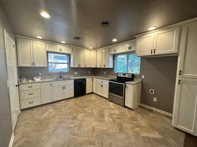 Building Photo - Fully Remodeled 3-bed 1-bath House Availab...