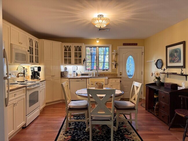 Building Photo - 15 Parlowtown Rd